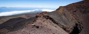 die Kraterlandschaft der Narices del Teide mit dem Teno-Gebirge