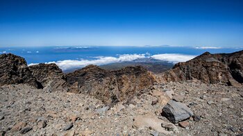 die Kraterwände des Pico Viejo vor dem Teno-Gebirge mit La Gomera und La Palma