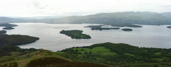 Blick über die Inseln auf dem Loch Lomond