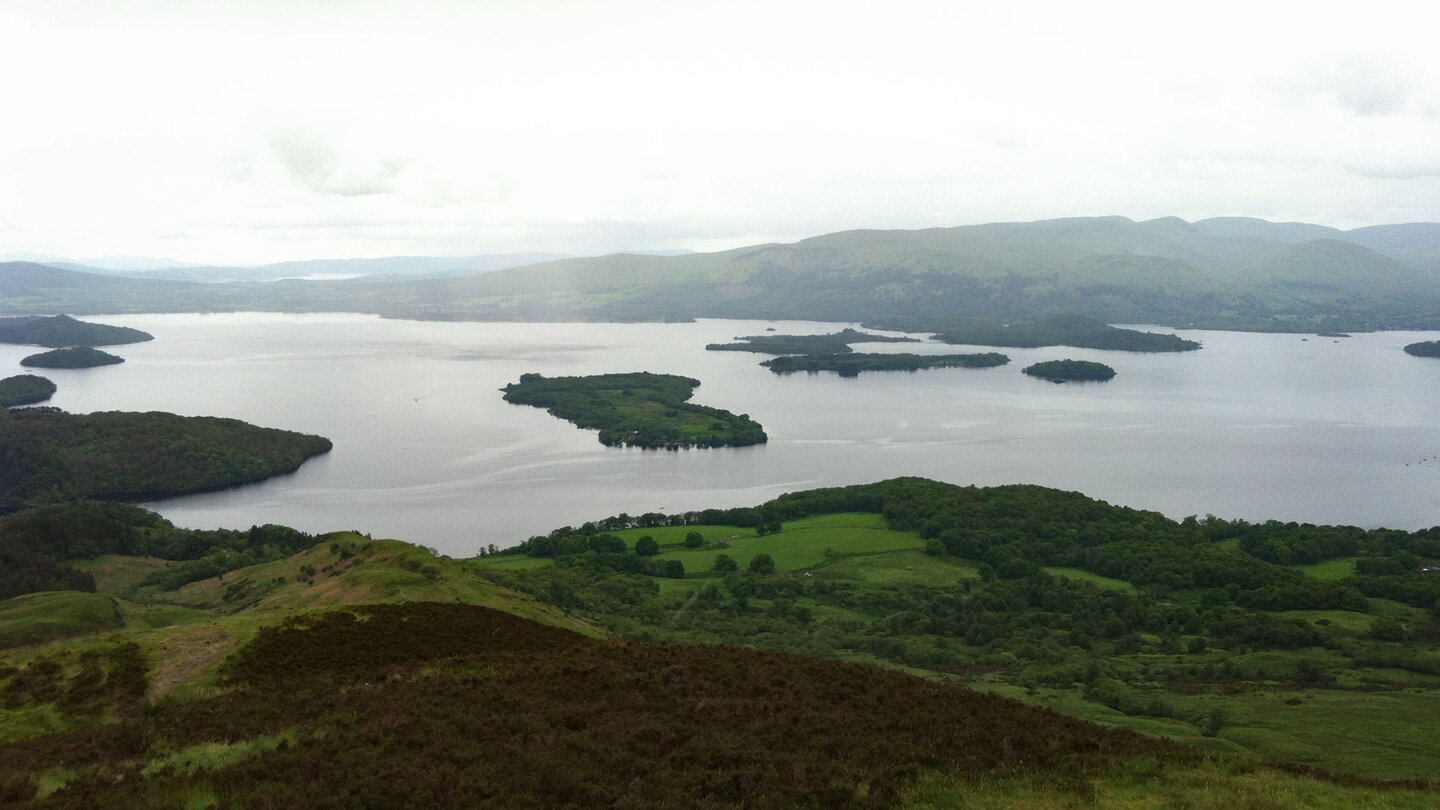 Blick über die Inseln auf dem Loch Lomond