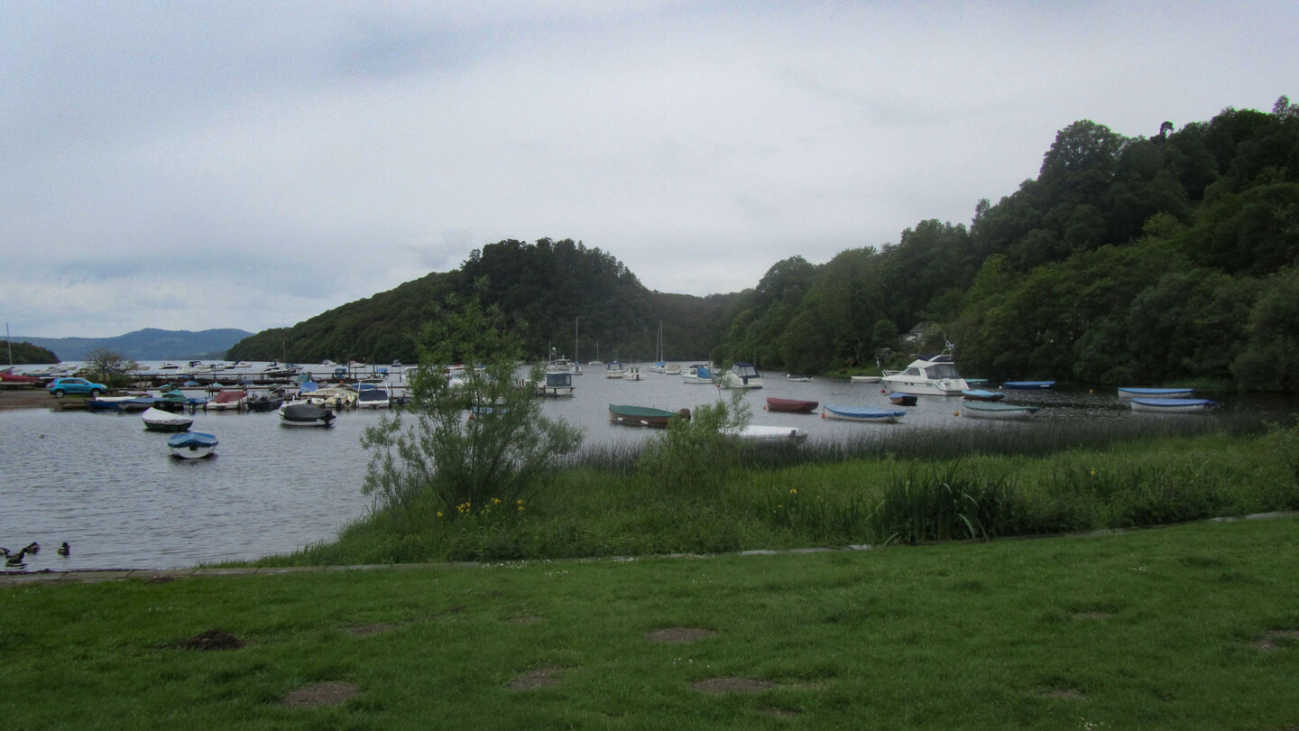 Boote in Balmaha am Loch Lomond
