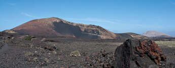 Blick auf den eingefallenen Krater des Montaña Ortiz auf Lanzarote