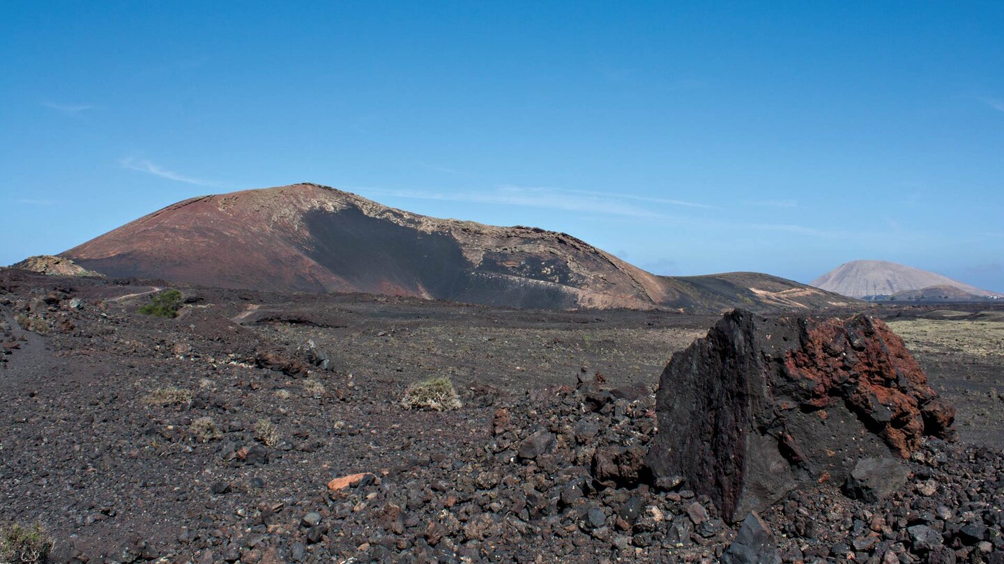 Blick auf den eingefallenen Krater des Montaña Ortiz auf Lanzarote