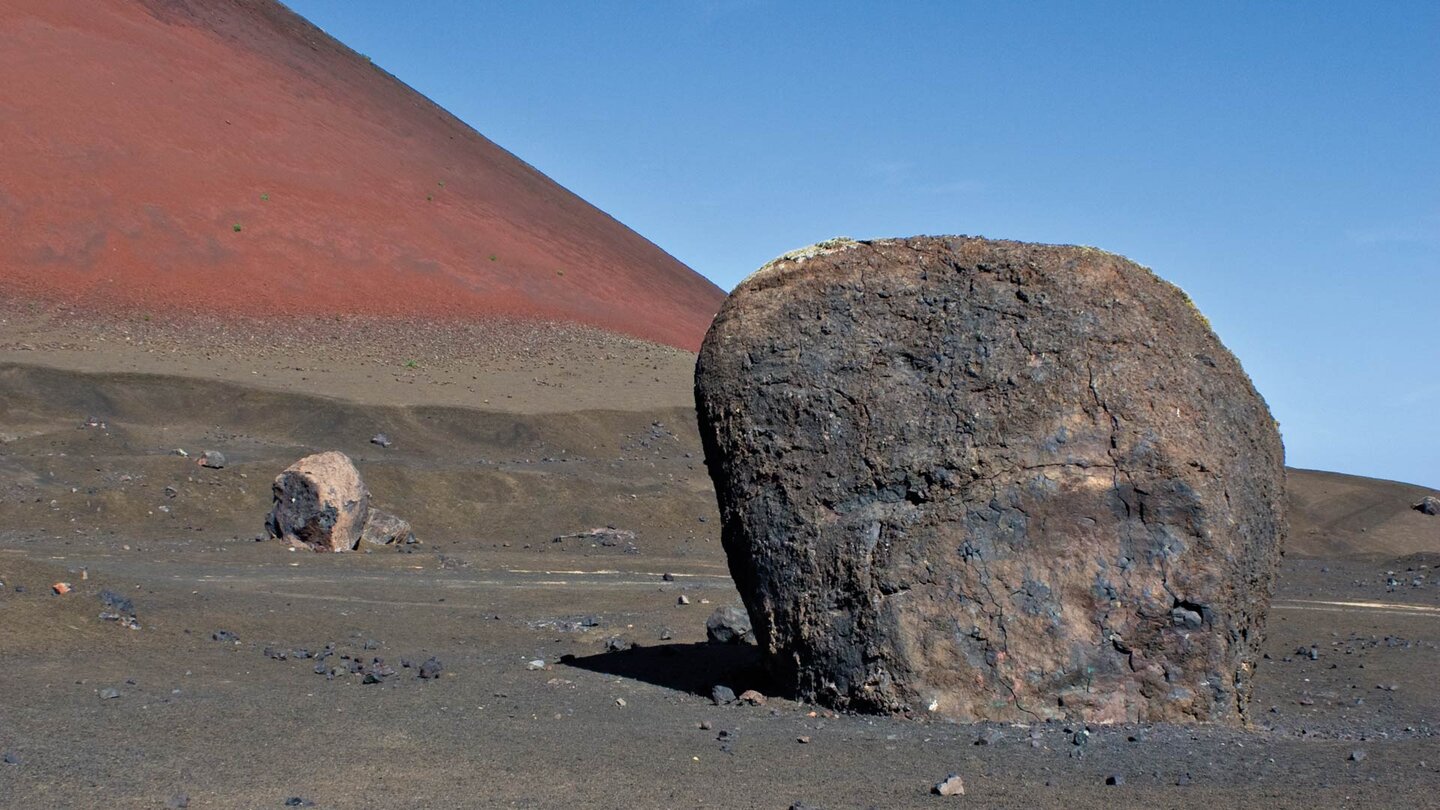 die Flanke des Montaña Colorada auf Lanzarote mit Vulkanbombe