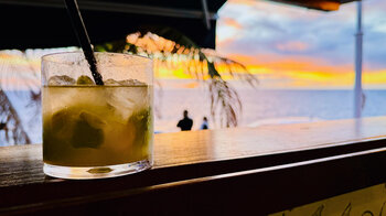 die Strandpromenade von Paul do Mar lädt zu einem einen Drink mit Meerblick ein