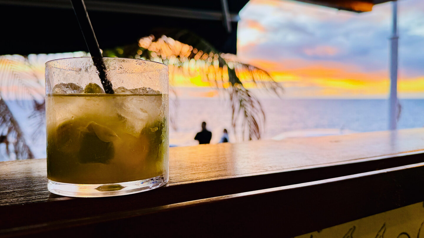 die Strandpromenade von Paul do Mar auf Madeira lädt zu einem einen Drink mit Meerblick ein die Strandpromenade von Paul do Mar lädt zu einem einen Drink mit Meerblick ein