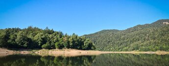 der Lac de Kruth-Wildenstein liegt idyllisch in der Bergwelt der Vogesen