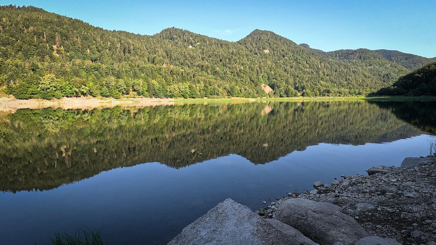 im Lac de Kruth-Wildenstein in den Vogesen spiegeln sich der Wald und die Berge Wald und Berge spiegeln sich im Lac de Kruth-Wildenstein in den Vogesen