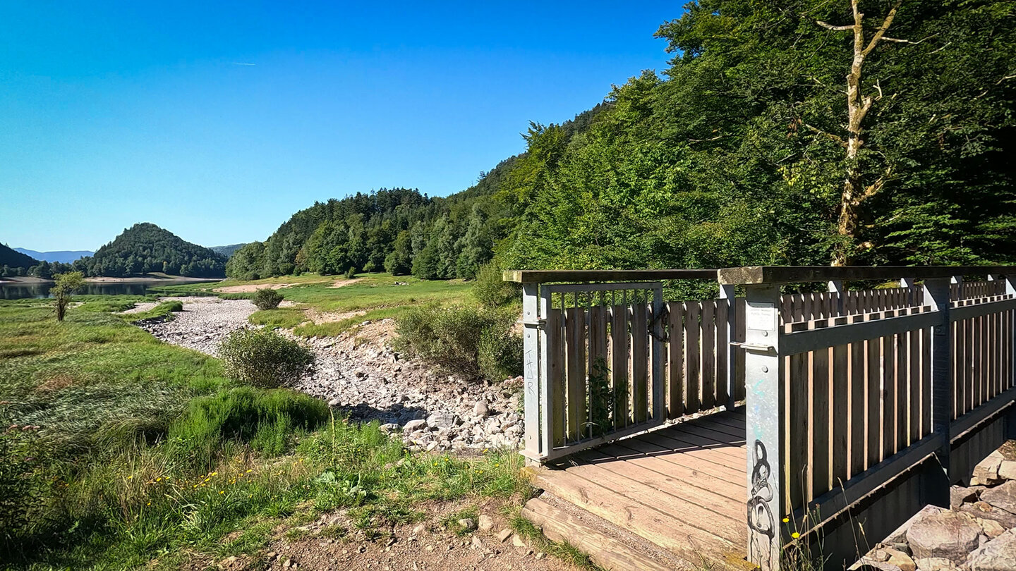 der Wanderweg überquert die Thur auf einer kleinen Holzbrücke der Wanderweg quert die Thur auf einer kleinen Holzbrücke