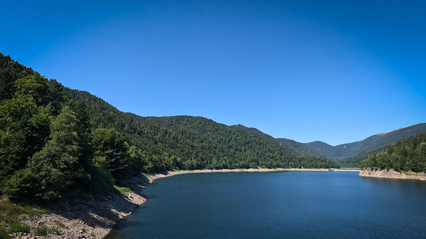 Blick auf den Staudamm Barrage du Lac de Kruth am südlichen Ende des Sees Blick auf den Staudamm Barrage du Lac de Kruth am Ende des Sees