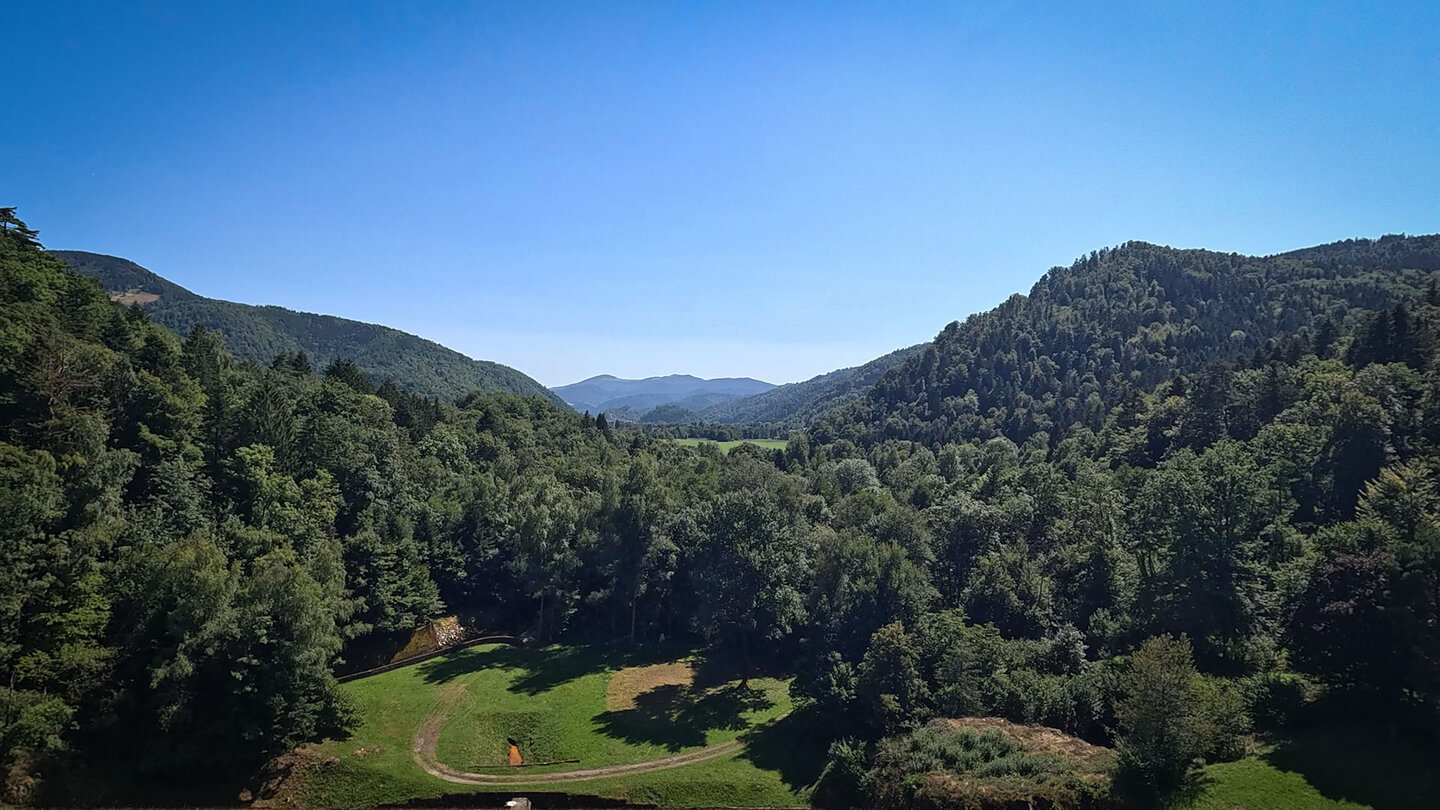 Panoramablick vom Staudamm ins Tal in Richtung Tann Blick vom Staudamm ins Tal in Richtung Tann