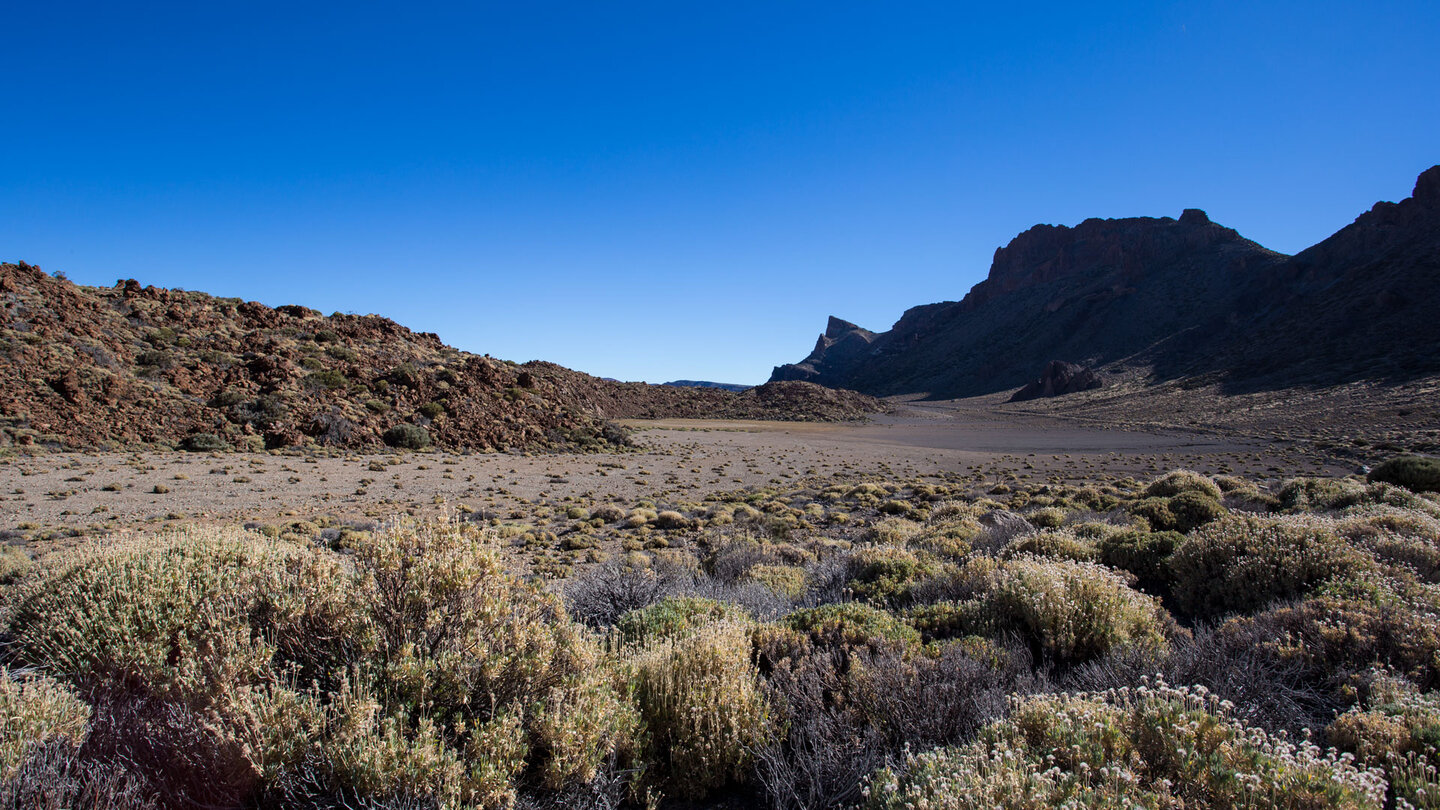 Schatten auf den Randbergen der Caldera