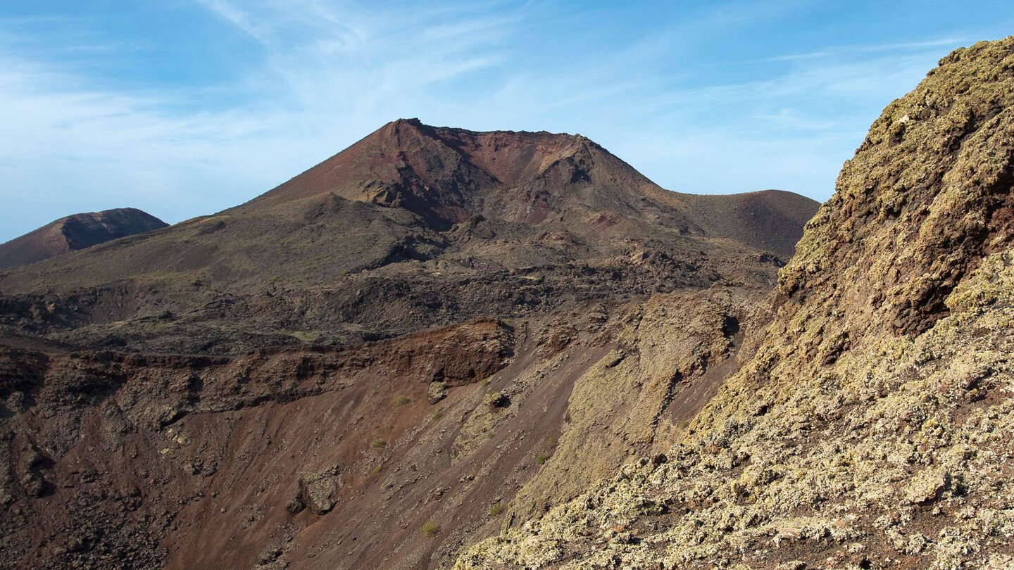 Blick auf den Montaña del Señalo i von der Caldera de la Rilla Blick auf den Montaña del Señalo in La Geria