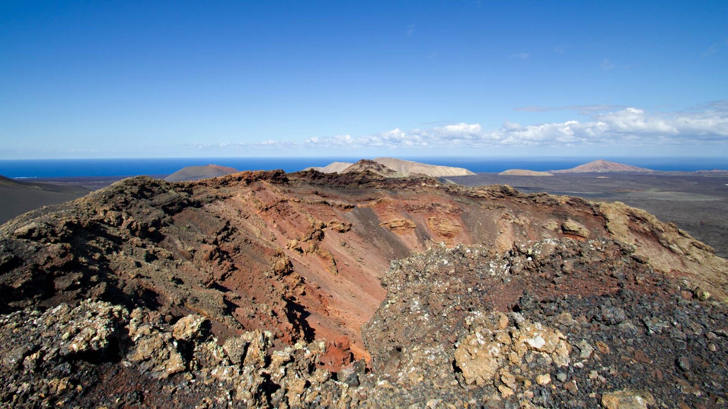 der Kraterrand des Montaña del Señalo mit der Caldera Blanca im Hintergrund der Kraterrand des Montaña del Señalo mit der Caldera Blanca im Hintergrund