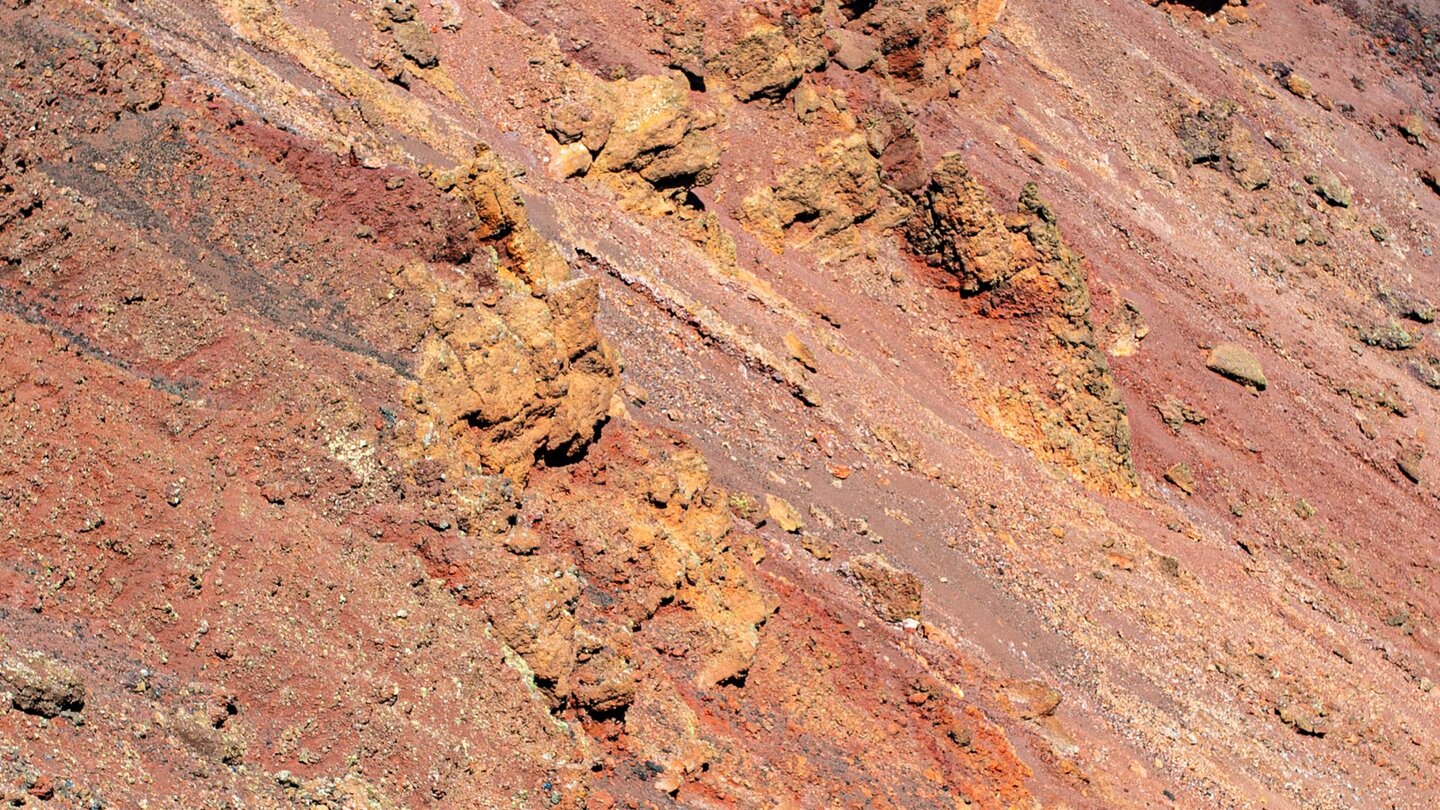 die farbenprächtigen Wände des Vulkankraters Señalo in La Geria