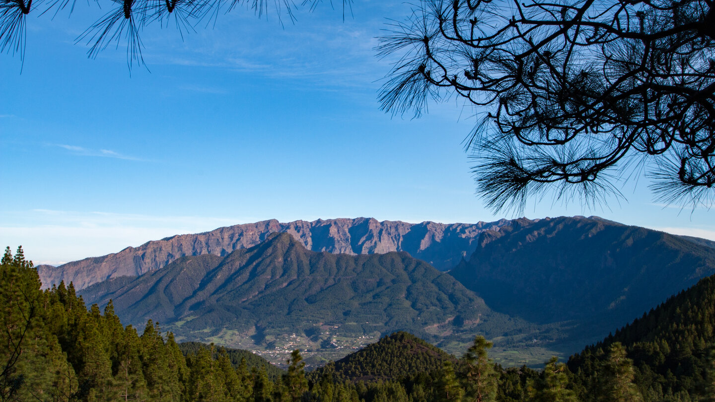 Blick vom Mirador de Birigoyo auf El Paso mit dem Pico Bejenado und der Caldera de Taburiente