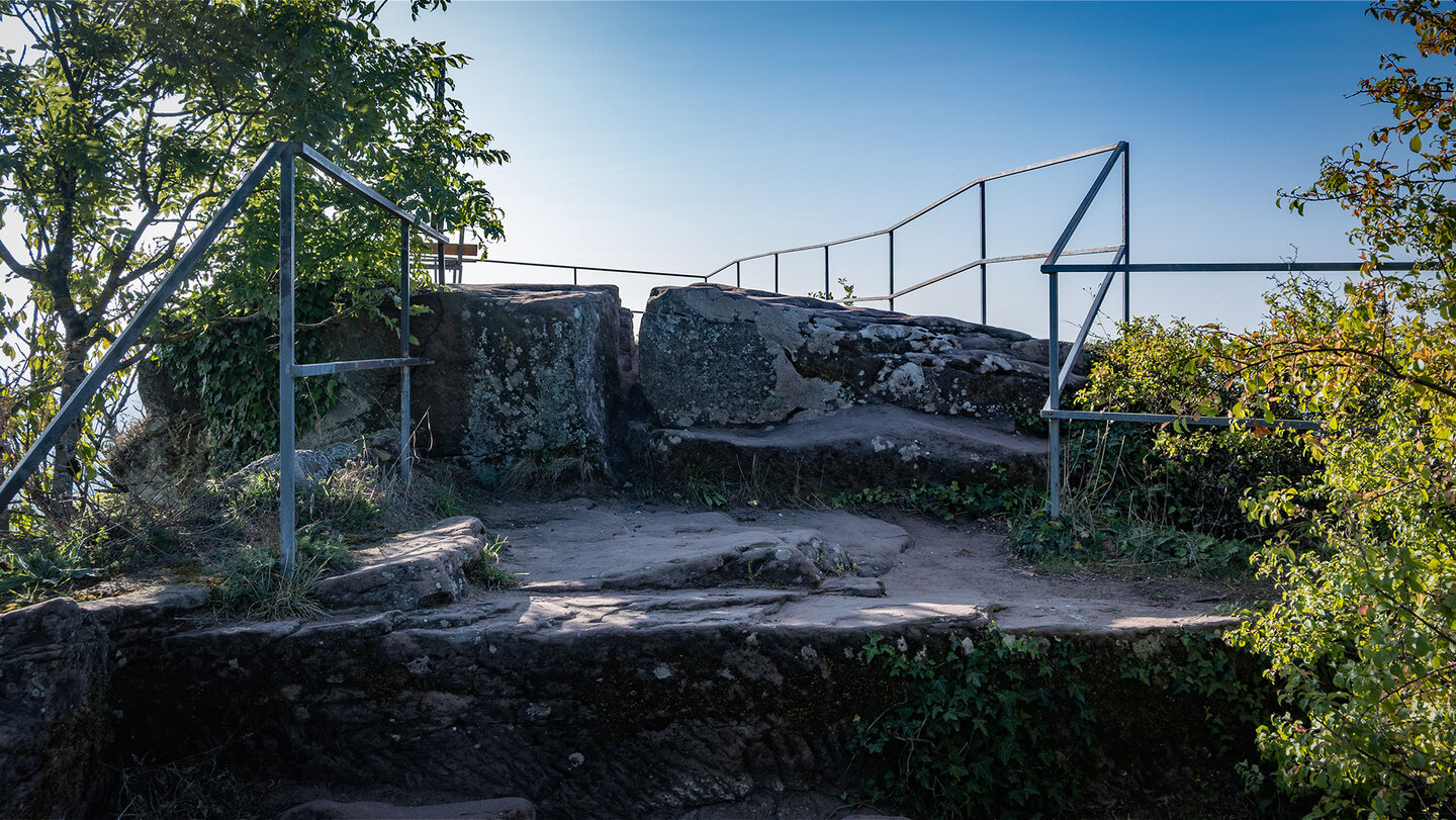 die Burganlage der Felsenburg Neukastel bei Leinsweiler im Pfälzerwald Burganlage der Felsenburg Neukastel bei Leinsweiler