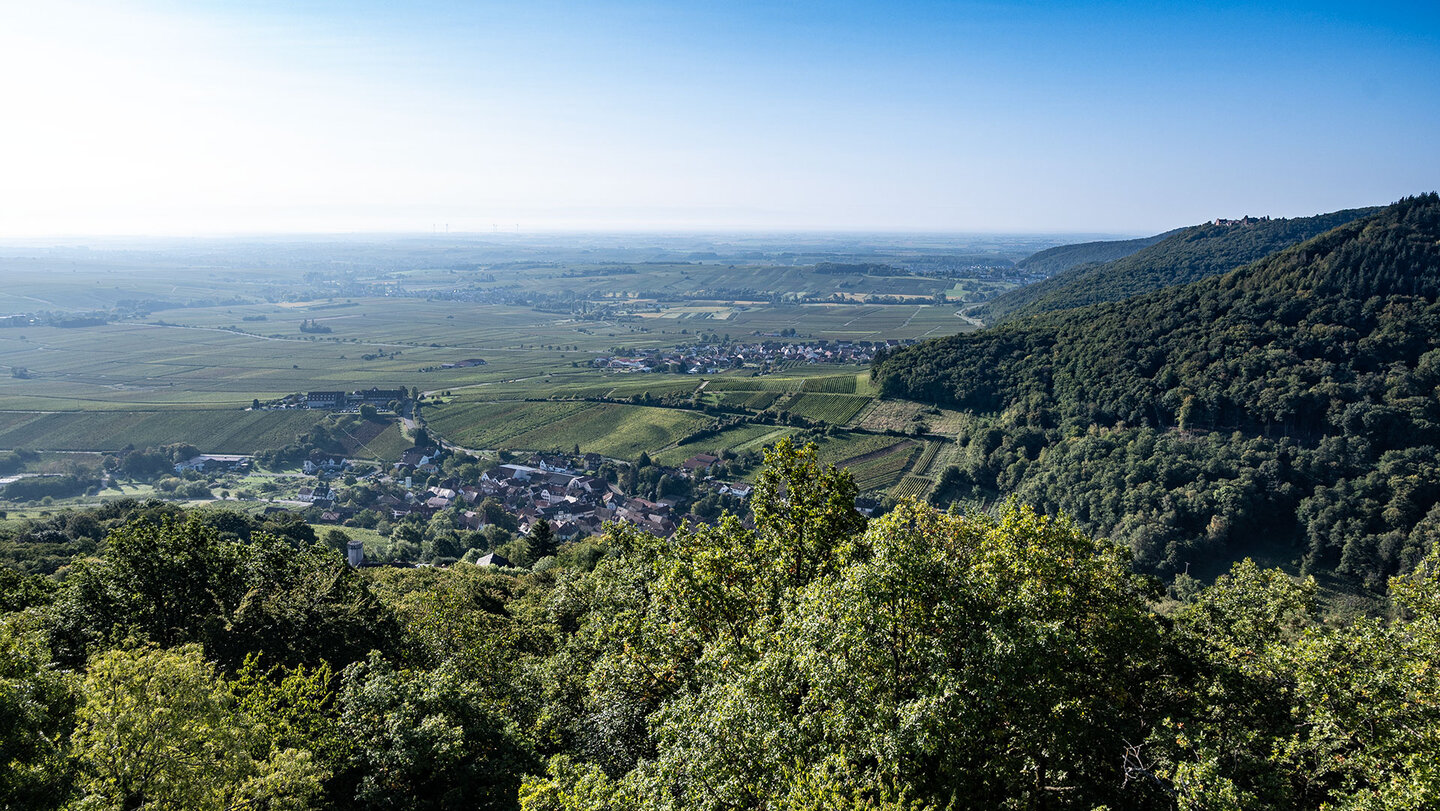 Panoramablick von der Burg Neukastel mit Madenburg und den Orten Eschbach und Leinsweiler Panorama von der Burg Neukastel mit Madenburg und Eschbach und Leinsweiler