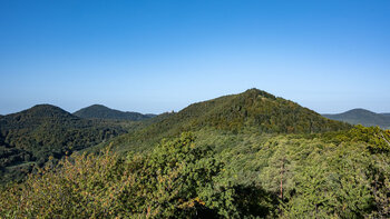 Ausblick von der Burg Neukastel über den Pfälzerwald bis zur Burg Scharfenberg