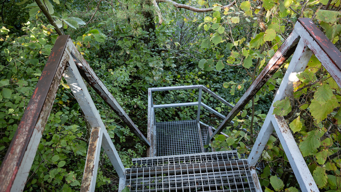 eine Metalltreppe führt auf die Ruine der Burg Neukastel bei Leinsweiler eine Metalltreppe führt auf die Ruine der Burg Neukastel bei Leinsweiler