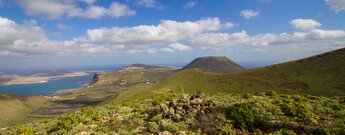 Ausblick vom Montaña Quemada zur Insel La Graciosa