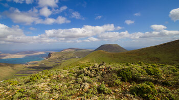 Ausblick vom Montaña Quemada zur Insel La Graciosa