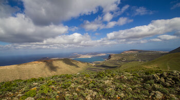 das Tal Valle de Guinate vor den Klippen des Famara-Massivs