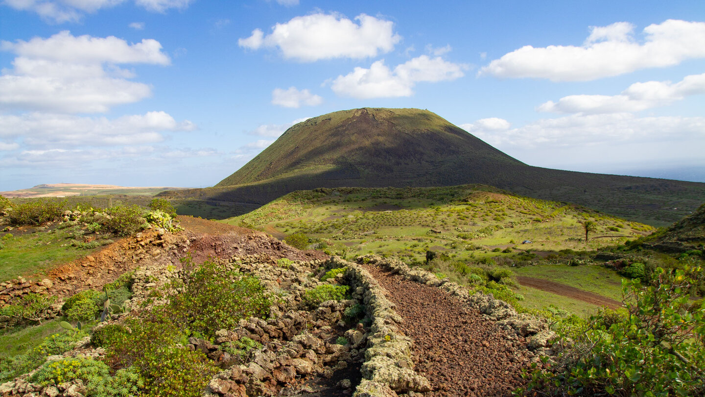 Wanderweg mit Ausblick auf den Monte Corona auf Lanzarote