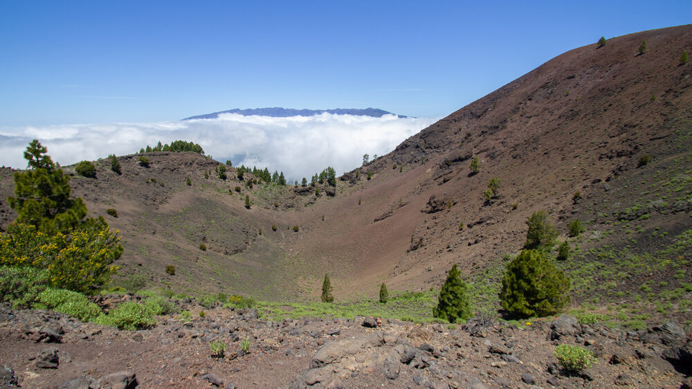 Ausblick über die Kratermulde des Pico Birigoyo zur Gipfelkette der Caldera de Taburiente Ausblick über die Kratermulde des Pico Birigoyo