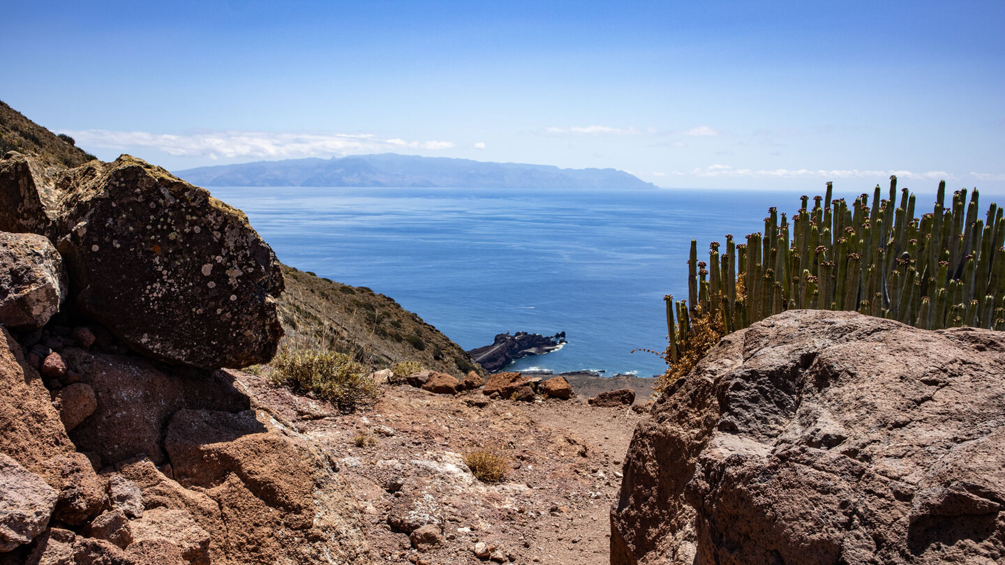 Ausblick zur Landzunge an der Punta de Teno mit der Nachbarinsel La Gomera im Hintergrund