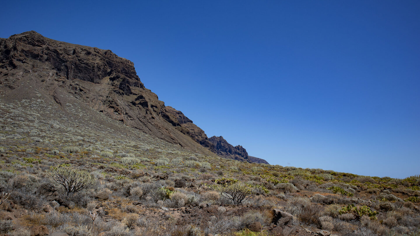 die zerklüfteten Berghänge des Teno-Gebirges von der Ebene an der Punta de Teno