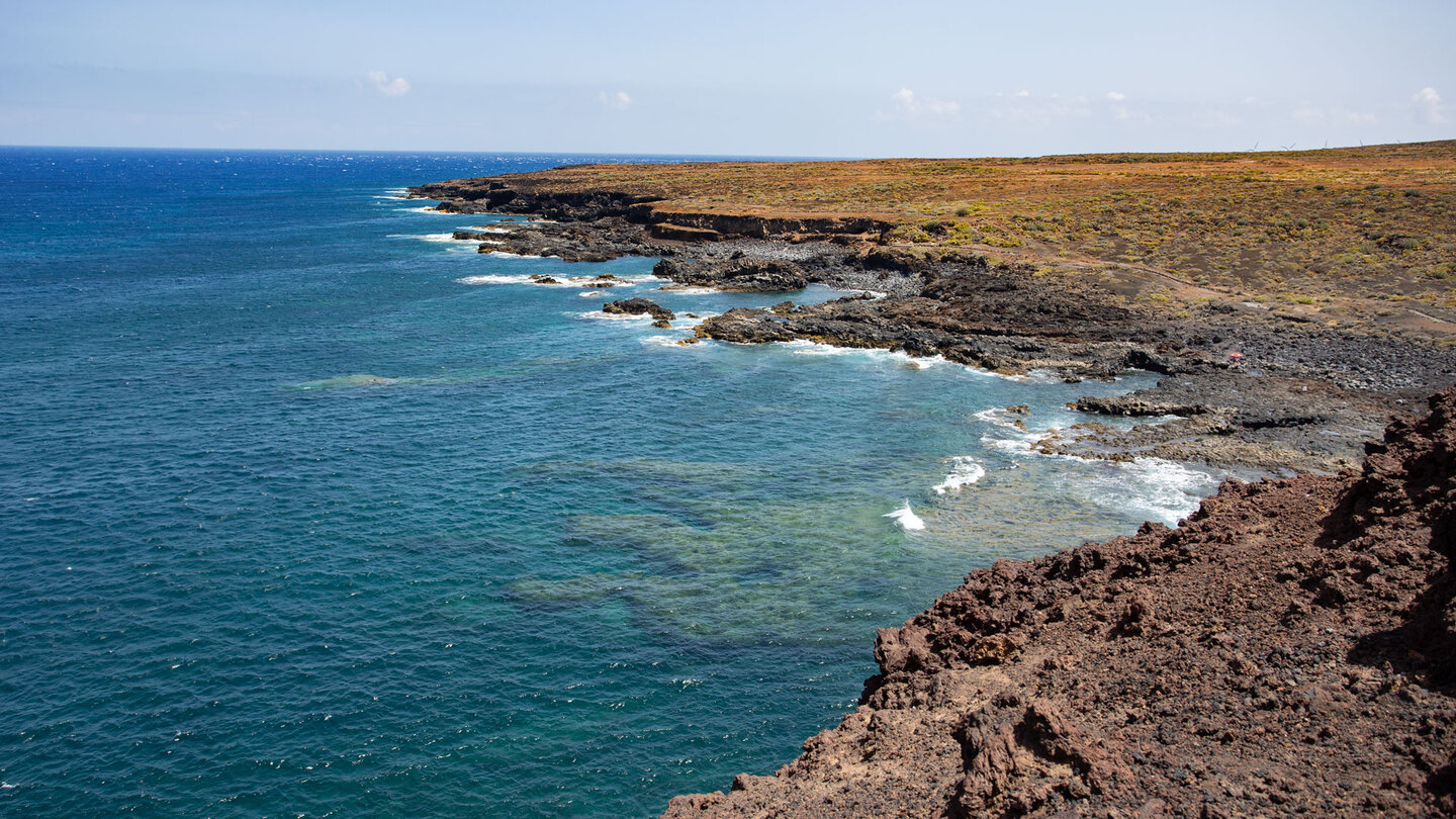 der Wanderweg verläuft entlang der schroffen Küstenlandschaft der Punta de Teno