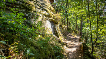 Am Wanderweg rund um den Eichelberg liegt eine kleine Lourdes-Grotte.