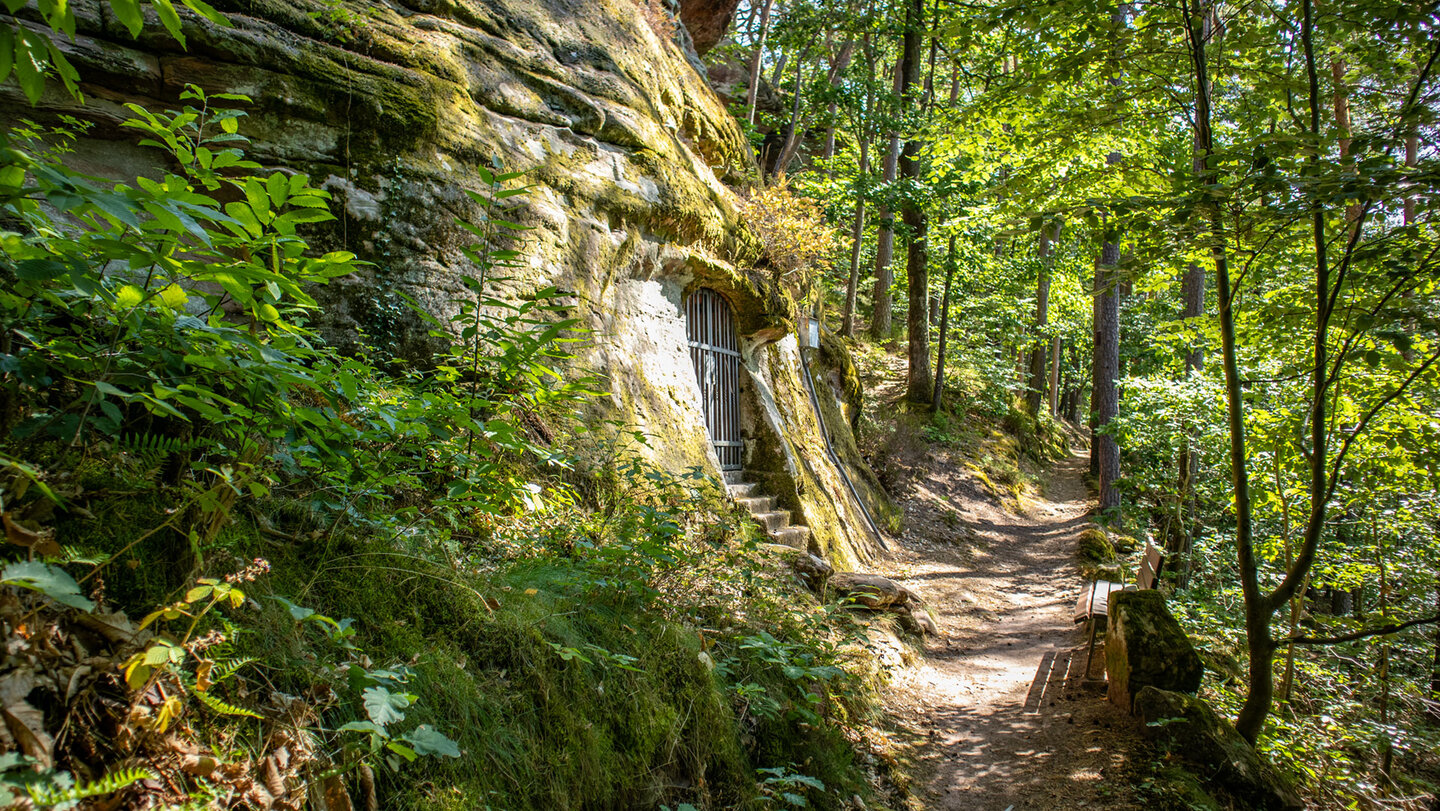 Am Wanderweg rund um den Eichelberg liegt eine kleine Lourdes-Grotte.