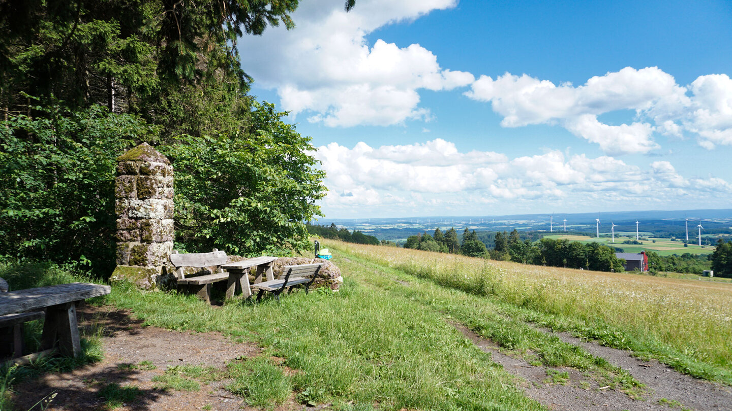 Blick auf die Landschaft am Fuß des Mittelgebirges Vogelsberg in Hessen Landschaft am Fuß des Mittelgebirges Vogelsberg in Hessen