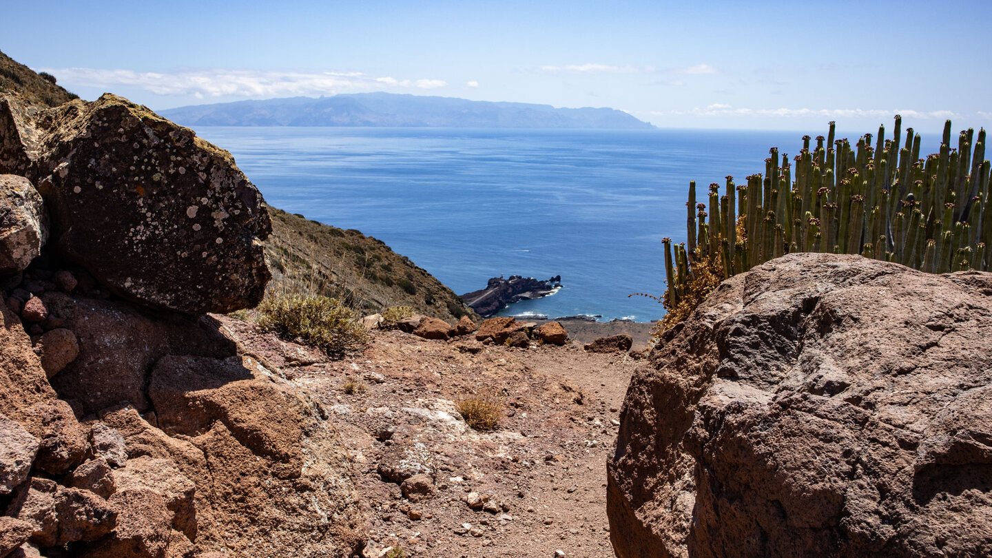 traumhafter Blick auf die Landzunge an der Punta de Teno mit der Insel La Gomera im Hintergrund