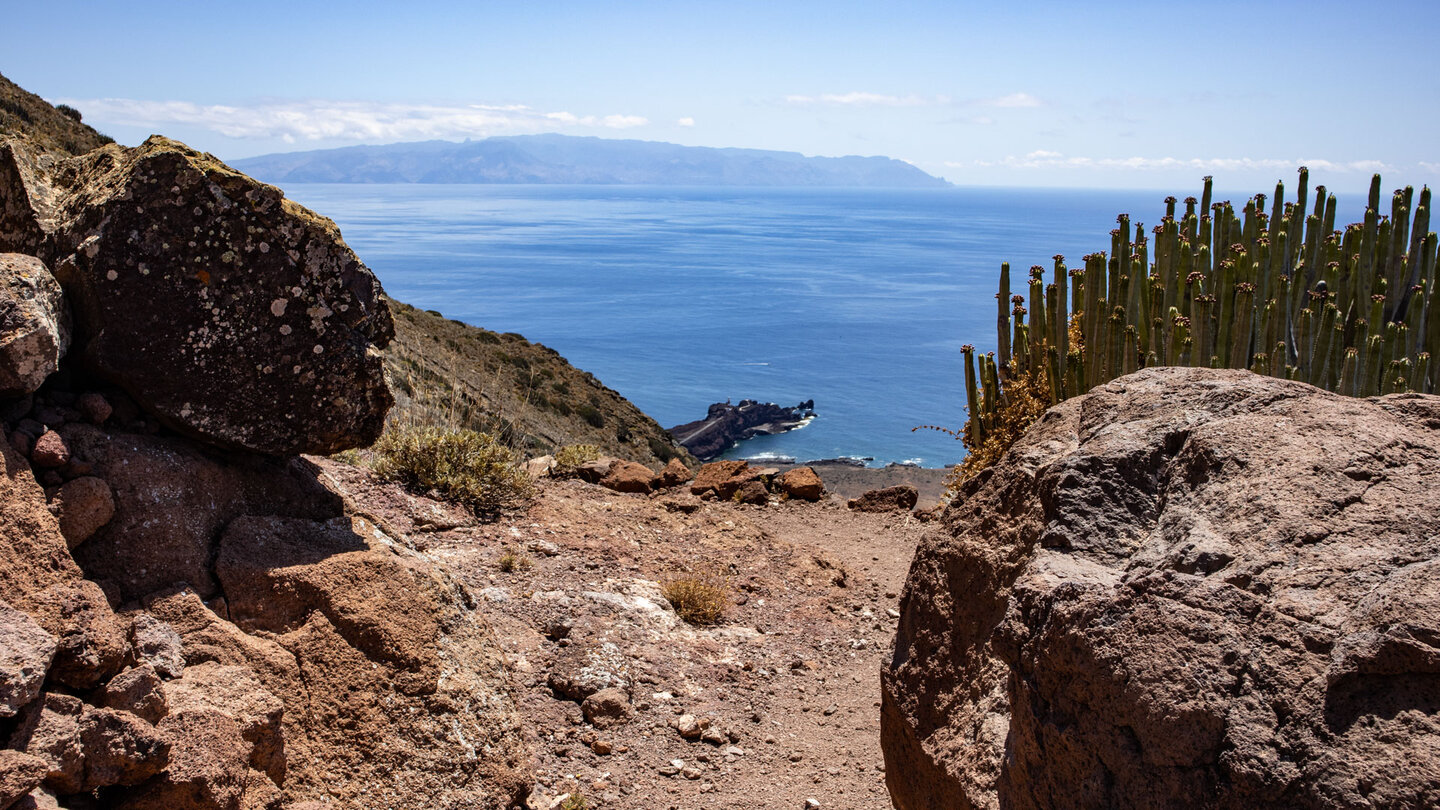 traumhafter Blick auf die Landzunge an der Punta de Teno mit der Insel La Gomera im Hintergrund traumhafter Blick auf die Landzunge an der Punta de Teno mit der Insel La Gomera im Hintergrund