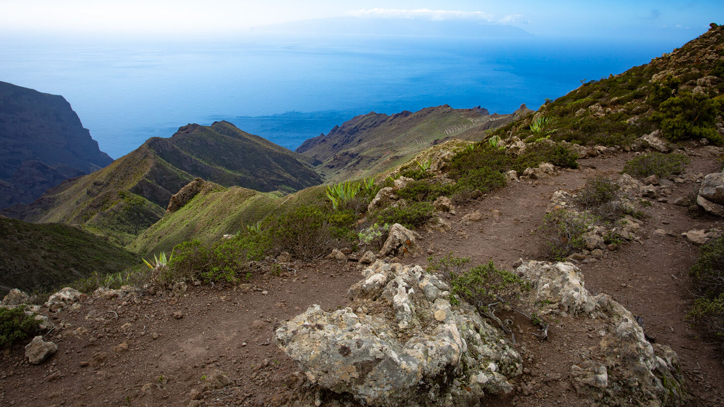 Ausblick vom Camino de Baracan über die Schluchten des Teno-Gebirges auf den Atlantik