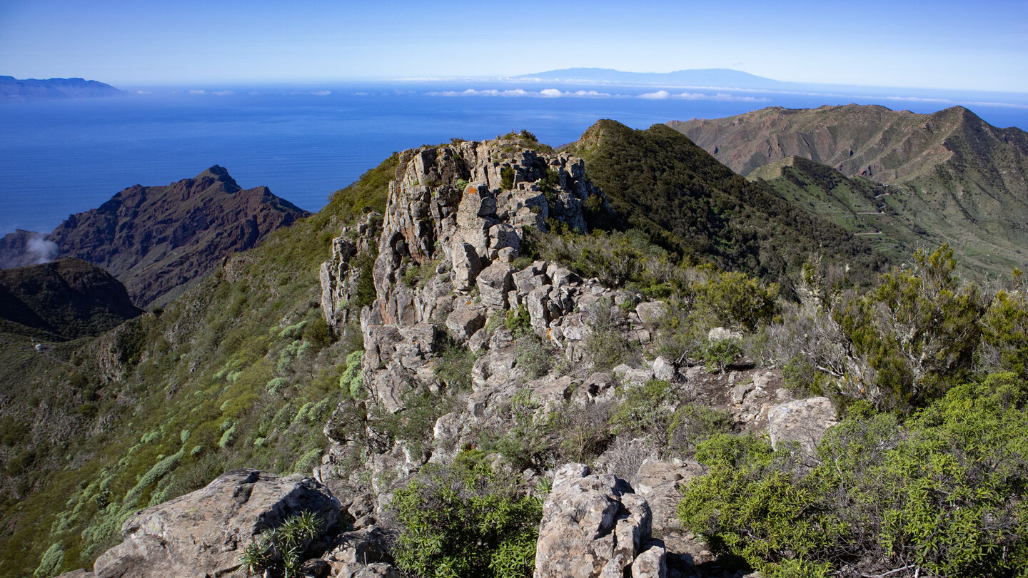 Panoramblick von der Cumbre de Bolico zu den Cumbres de Baracán mit den Inseln La Gomera und La Palma