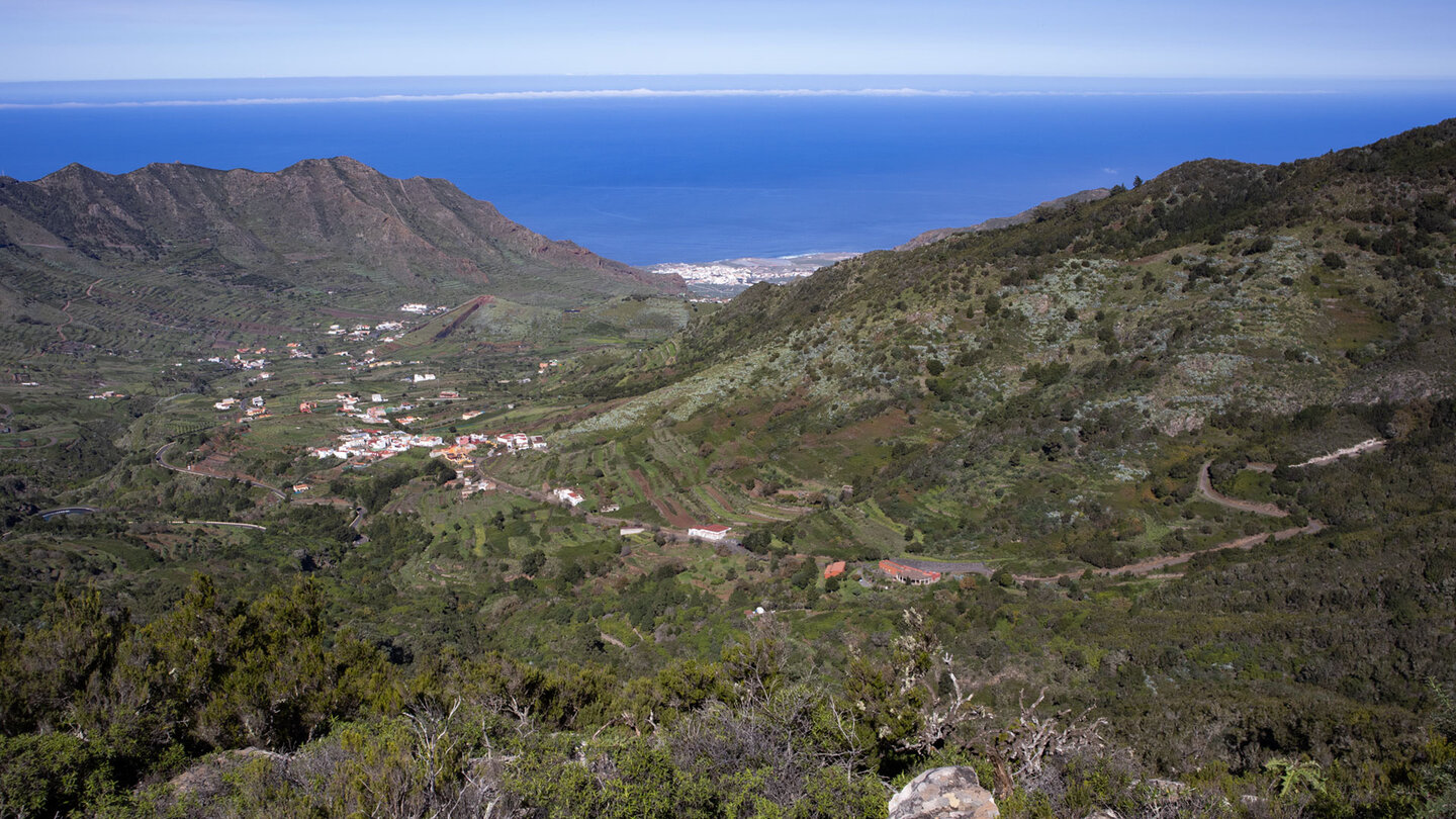 Ausblick über das weite Tal von El Palmar mit der Albergue de Bolico und dem Küstenort Buenavista del Norte