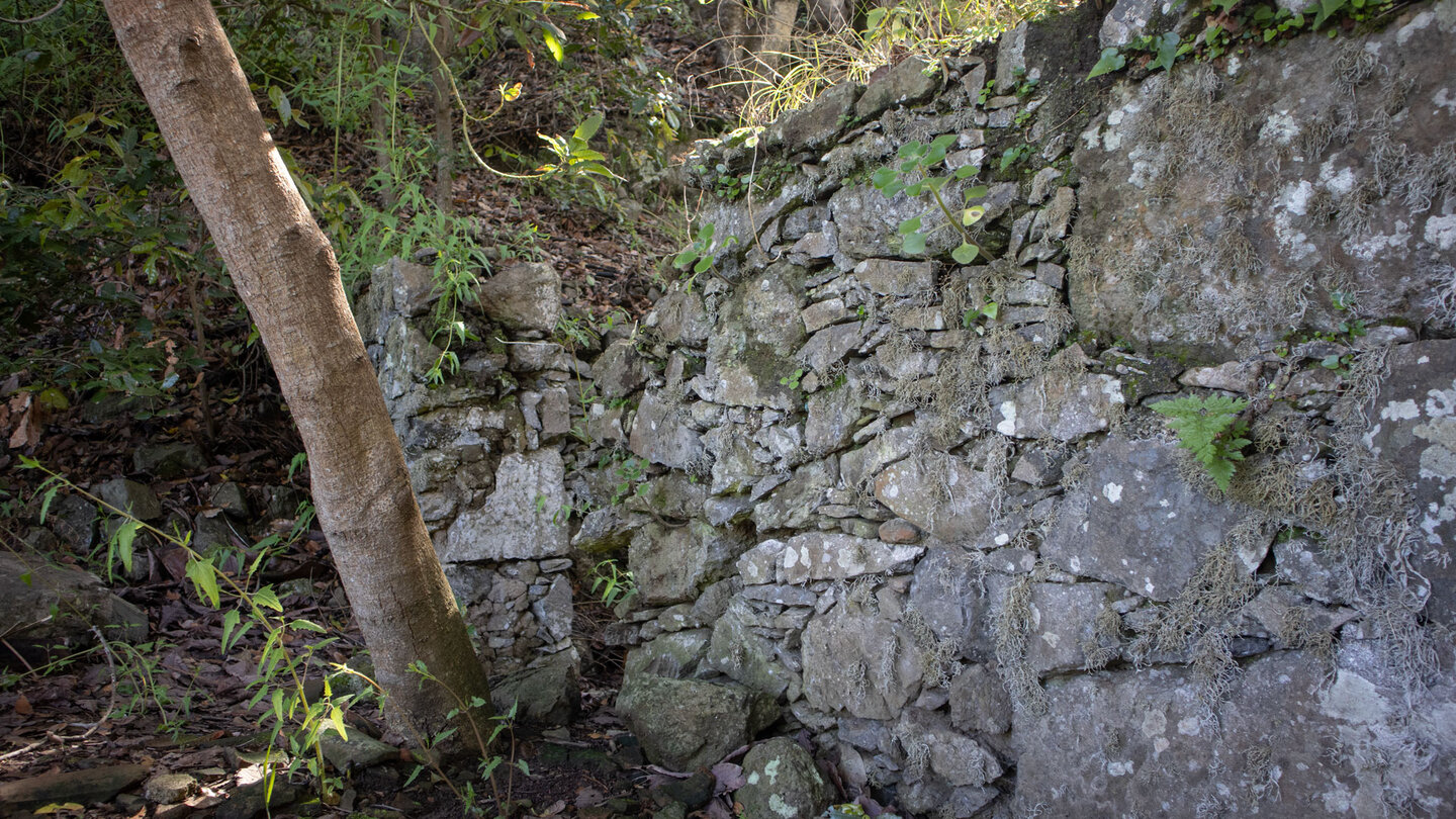 traditionelles Schichtstein-Gemäuer im verlassenen Ort Cuevas Negras
