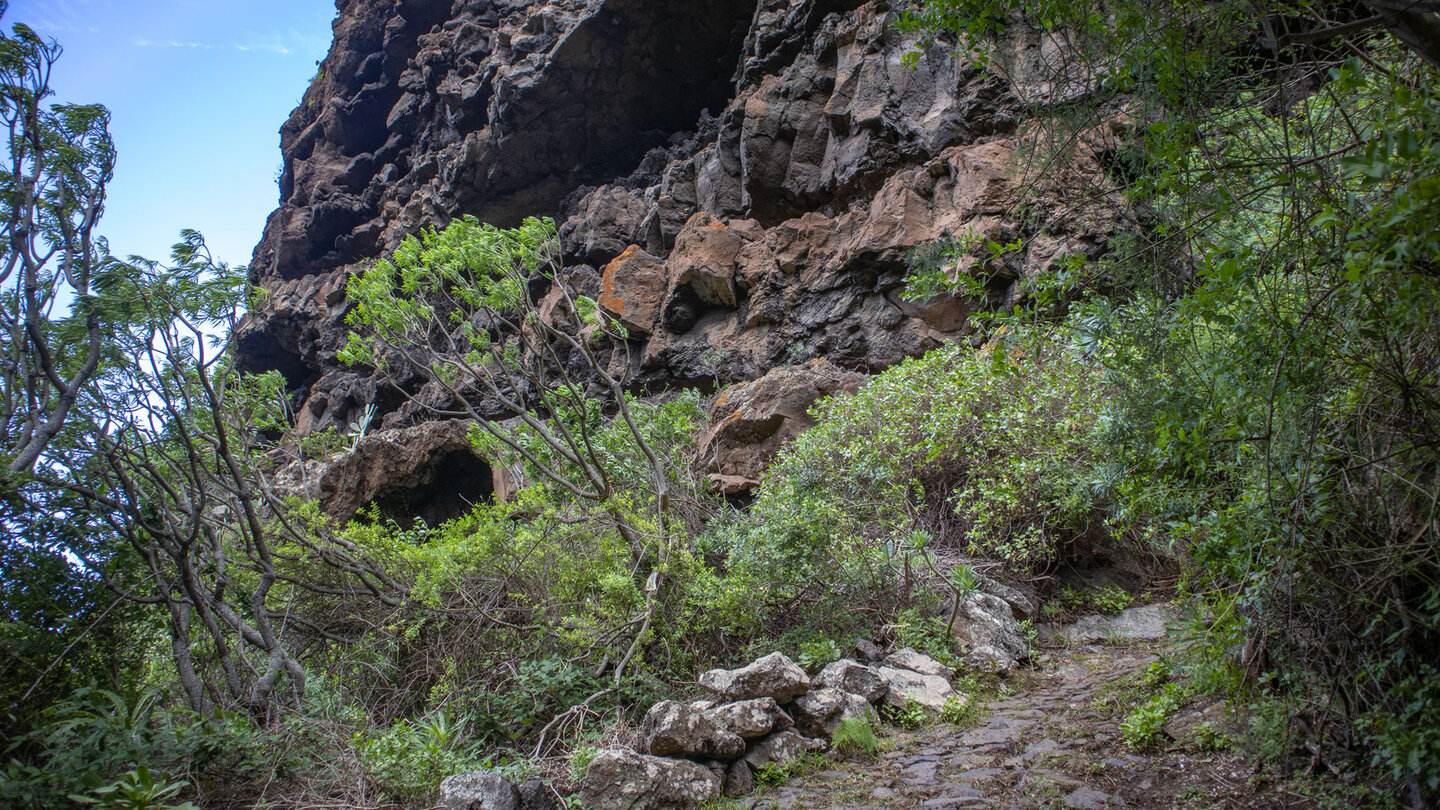 dunkle Felsformationen am Wanderweg nach Los Silos