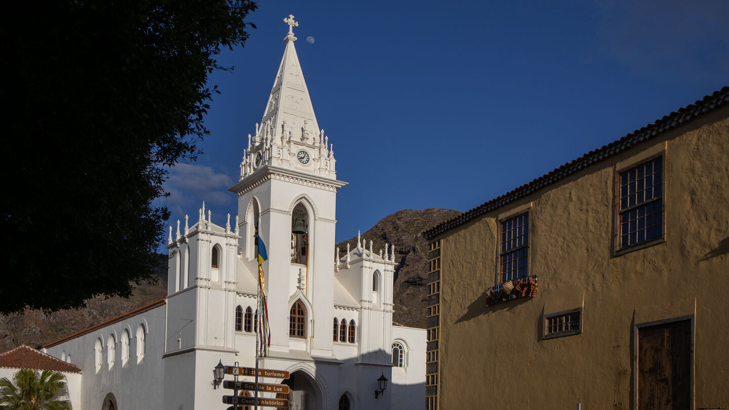 die weiß leuchtende Kirche von Los Silos liegt am Ende der Wanderung
