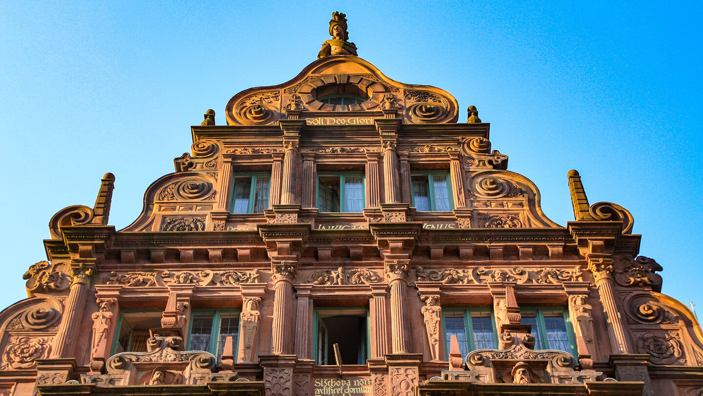 geschmückte Fassade am Haus zum Ritter in Heidelberg Fassade am Haus zum Ritter in Heidelberg