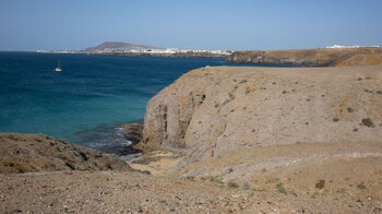 Ausblick auf den Ort Playa Blanca mit dem Berg Montaña Roja