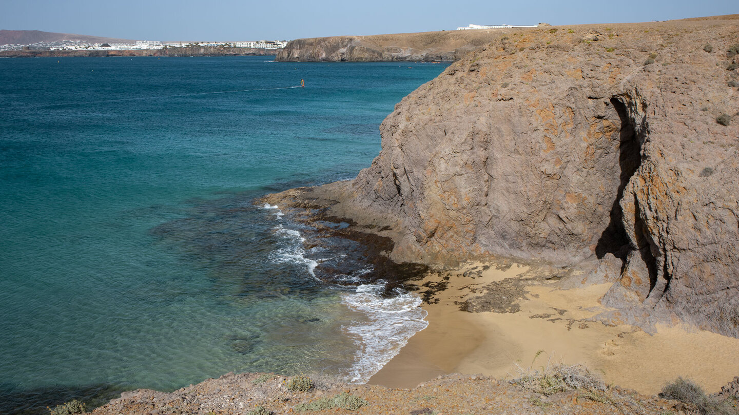 der kleine Strand Caletón San Marcial liegt versteckt zwischen den Klippen