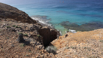 die Felsklippen an den Playas de Papagayo fallen steil ins Meer