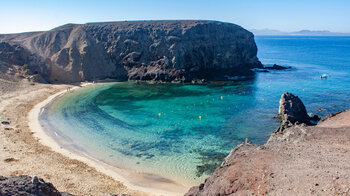 die idyllische Sandbucht Playa de Papagayo mit türkisgrünem Wasser