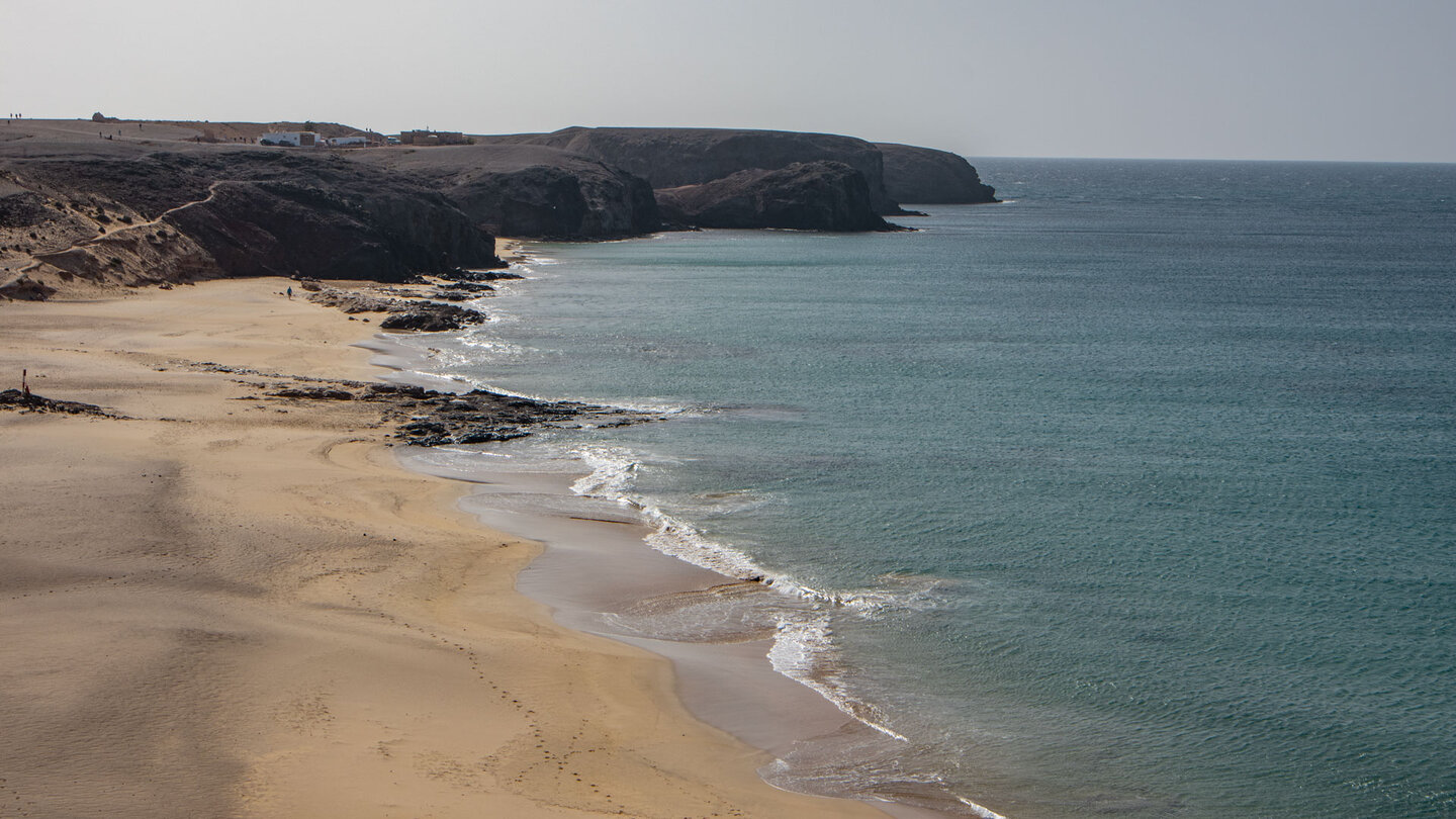 hinter dem Strand Playa del Pozo liegt die Papagayo-Bucht