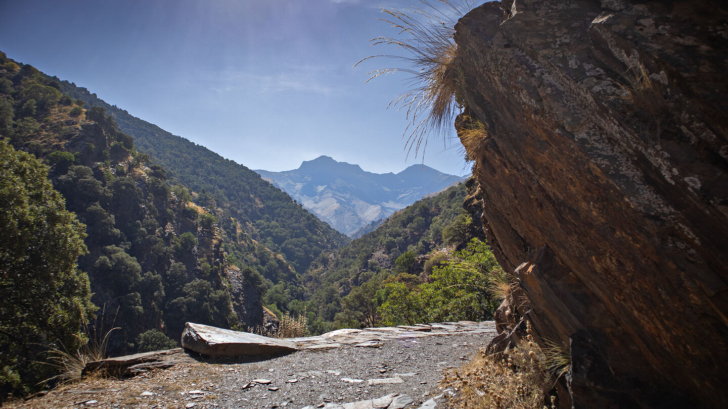 Ausblick vom Wanderweg Vereda de la Estrella auf den Berg Alcazaba in Andalusien Ausblick vom Wanderweg Vereda de la Estrella auf den Berg Alcazaba in Andalusien